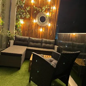 Cathedral Uptown-urban Comfort With Balcony Apartament